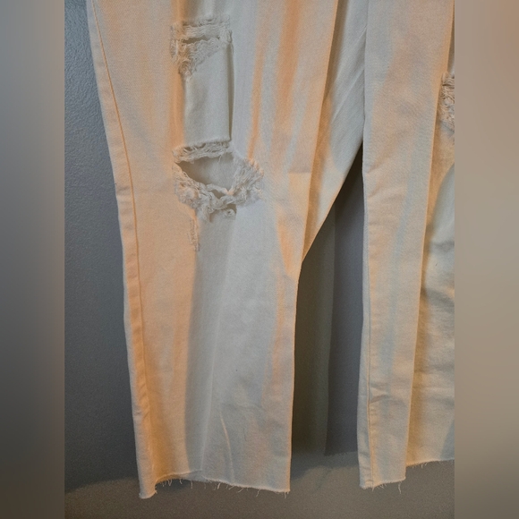 NWT Maurices Women's Distressed White Jeans with Raw Hem 20W - Picture 4 of 10